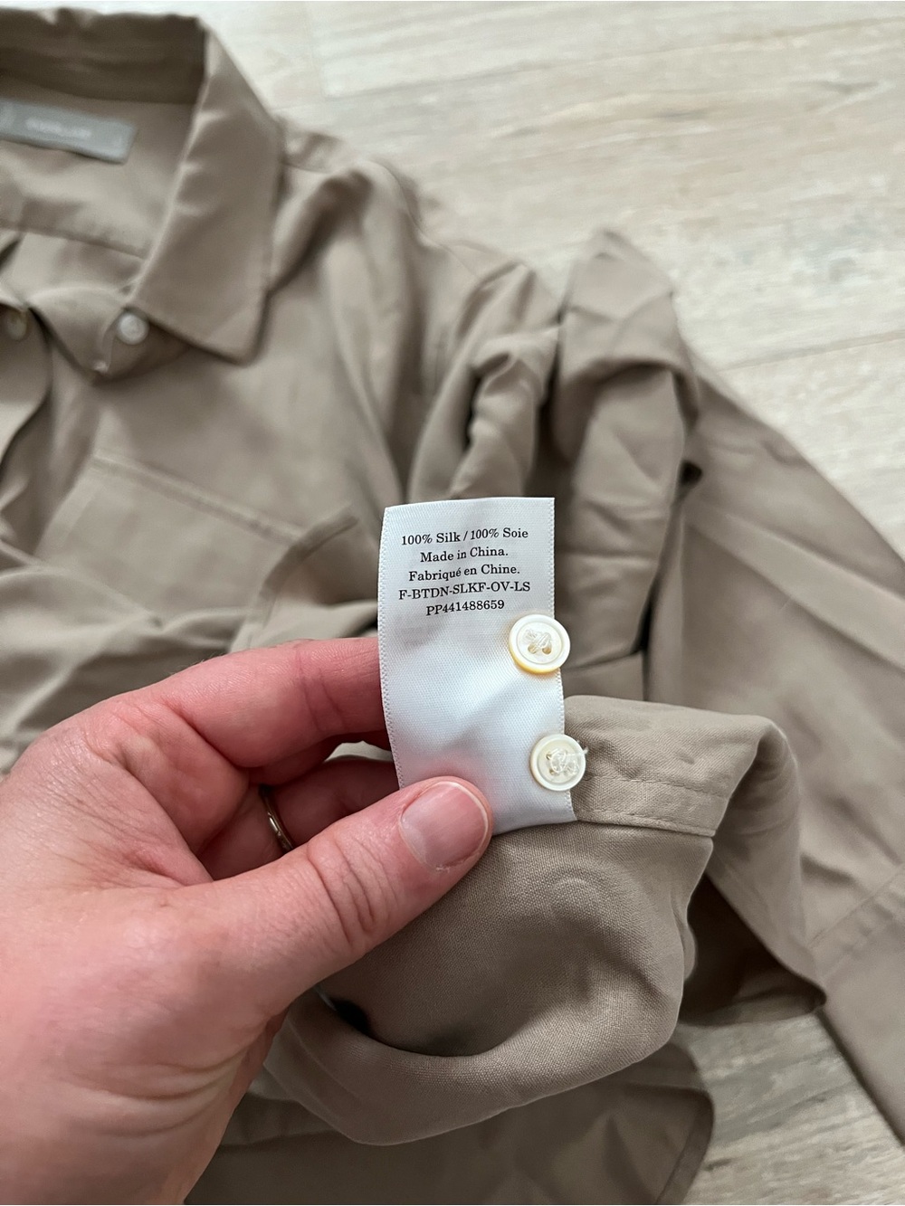 Everlane Women’s The Must-Have Shirt IN Washable Silk Burnt Sugar - Size 4 - Picture 6 of 7